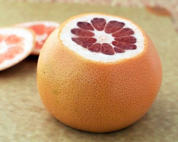Uống nước &eacute;p bưởi thường xuy&ecirc;n c&ograve;n gi&uacute;p chống lại bệnh ung thư