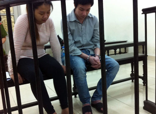 Nhập ma t&uacute;y về b&aacute;n, chồng k&eacute;o vợ v&agrave;o v&ograve;ng lao l&yacute;