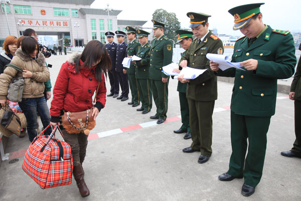 Bu&ocirc;n người, bu&ocirc;n ma túy, bu&ocirc;n l&acirc;̣u qua bi&ecirc;n giới Trung Qu&ocirc;́c gia tăng 