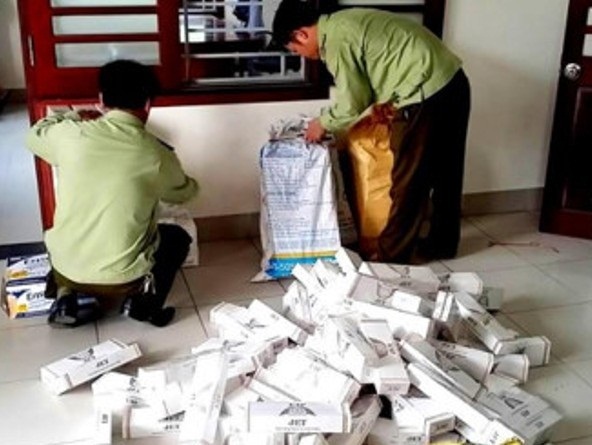 Thừa Thi&ecirc;n-Huế: Cảnh s&aacute;t giao th&ocirc;ng 'vồ' được xe tải chở nhiều h&agrave;ng lậu