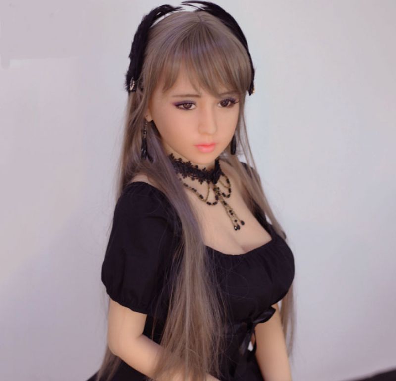 Cô búp bê tình dục này có thân hình nhỏ nhắn, khuôn mặt trẻ như bé gái 12 tuổi. Bên cạnh đó, mỗi con búp bê sẽ mặc một chiếc váy đen, trang điểm khá đậm với bộ ngực tương đối đồ sộ. Chúng được tung ra thị trường với giá 770 bảng Anh (hơn 24 triệu đồng).