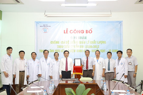 BV Chợ Rẫy l&agrave; BV đầu ti&ecirc;n ở ph&iacute;a Nam nhận chứng chỉ quản l&yacute; chất lượng ISO