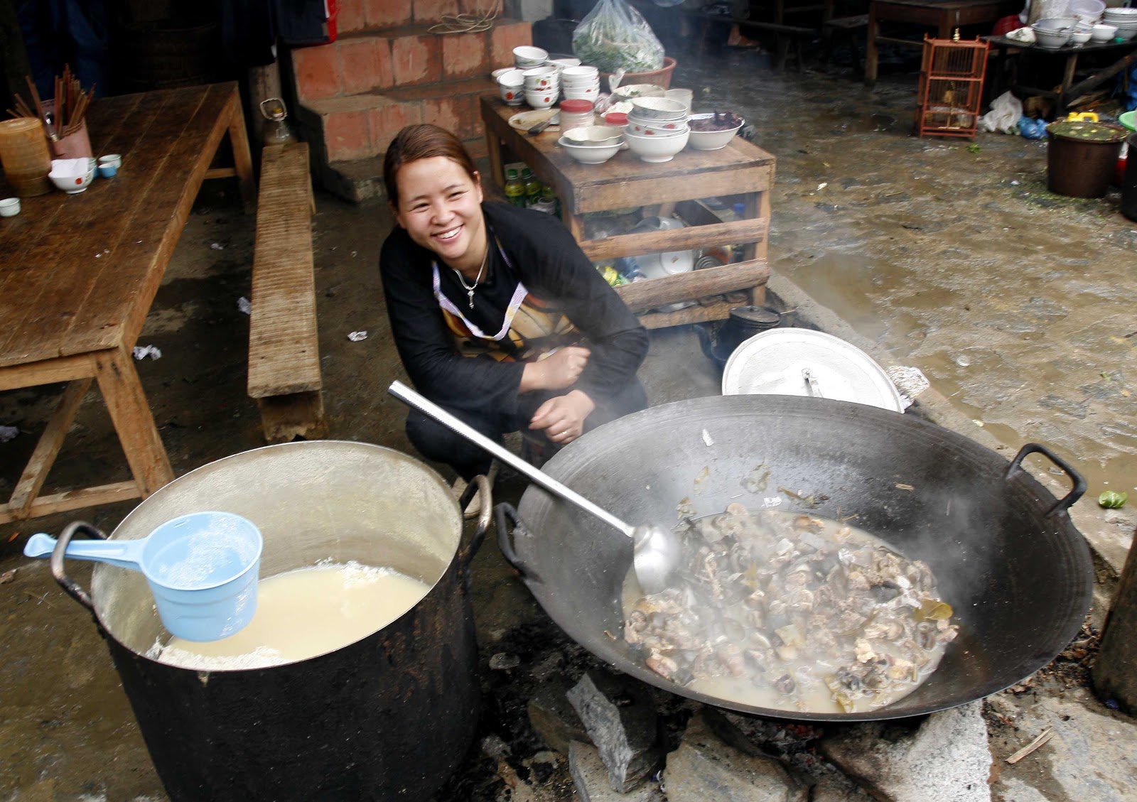 Có những điểm đến không thể bỏ qua khi đặt chân tới Hà Giang: Chợ vùng cao Đồng Văn, cột cờ Lũng Cú… Và đừng quên tới các chợ tại Hà Giang để thưởng thức Thắng Cố, uống rượu ngô, bánh cuốn trứng Đồng Văn, thịt trâu, thịt lợn gác bếp…