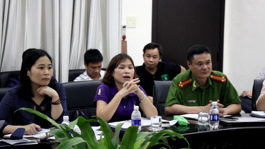 Đại diện cảnh s&aacute;t m&ocirc;i trường (phải) tham gia buổi l&agrave;m việc