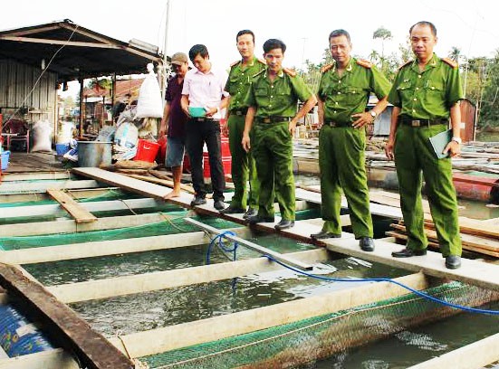 Lực lượng chức năng đến b&egrave; nu&ocirc;i c&aacute; của ngư d&acirc;n Đồng Nai ghi nhận sự việc c&aacute; chết h&agrave;ng loạt
