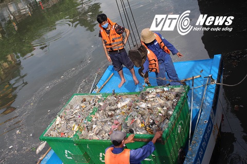 Nhiều c&ocirc;ng nh&acirc;n phải thức trắng đ&ecirc;m để trục vớt c&aacute; chết h&agrave;ng loạt tr&ecirc;n k&ecirc;nh Nhi&ecirc;u Lộc