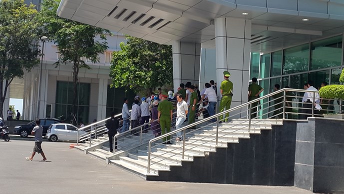 Người d&acirc;n l&agrave;ng nu&ocirc;i c&aacute; b&egrave; Long Sơn đứng chờ gặp l&atilde;nh đạo tỉnh B&agrave; Rịa Vũng T&agrave;u để phản &aacute;nh t&igrave;nh trạng c&aacute; chết h&agrave;ng loạt