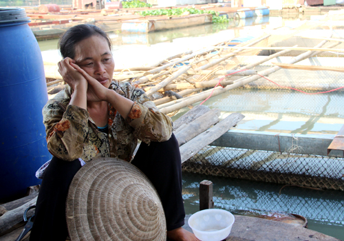 chị Ngo&atilde;n ứa nước mắt b&ecirc;n những lồng b&egrave; c&aacute; trống trơn