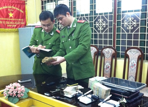 Cảnh s&aacute;t đang lập bi&ecirc;n bản một vụ c&aacute; độ b&oacute;ng đ&aacute;