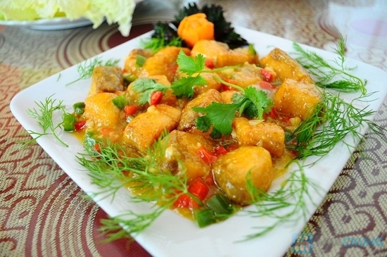 C&aacute; hồi sốt cam c&oacute; m&ugrave;i thơm của bơ v&agrave; cam, vị chua ngọt dịu rất hấp dẫn