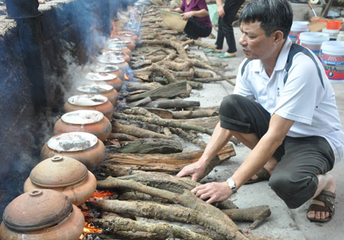 C&aacute; kho l&agrave;ng Vũ Đại được đun li&ecirc;n tục trong gần 20 giờ. Đặc biệt, Củi d&ugrave;ng để kho c&aacute; bắt buộc phải l&agrave; củi nh&atilde;n