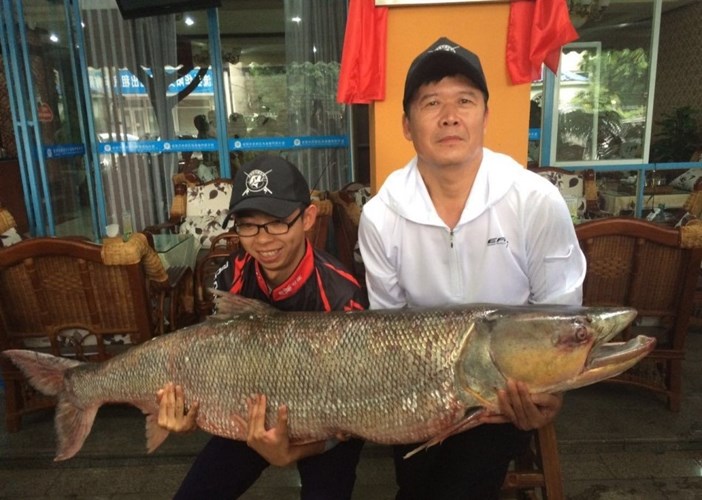 Hai cha con Trung Quốc khoe chiến t&iacute;ch c&acirc;u được c&aacute; măng khổng lồ
