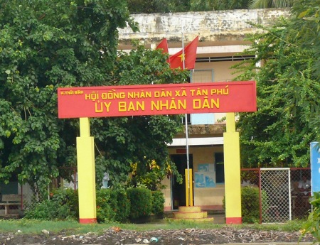 UBND x&atilde; T&acirc;n Ph&uacute; (huyện Thới B&igrave;nh), nơi c&oacute; nhiều c&aacute;n bộ x&atilde; bị kỷ luật v&igrave; sử dụng bằng giả