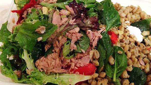 C&aacute;c trường hợp ngộ độc do ăn phải salad c&aacute; ngừ