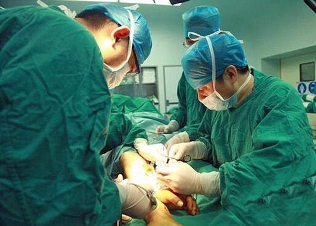 C&aacute;c b&aacute;c sỹ đang thực hiện ca phẫu thuật