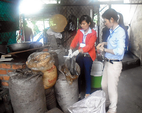 khu vực l&agrave;m nguội c&agrave; ph&ecirc; sau khi rang sử dụng vật liệu kh&ocirc;ng ph&ugrave; hợp; c&agrave; ph&ecirc; th&agrave;nh phẩm bỏ tr&agrave;n ra nền nh&agrave;