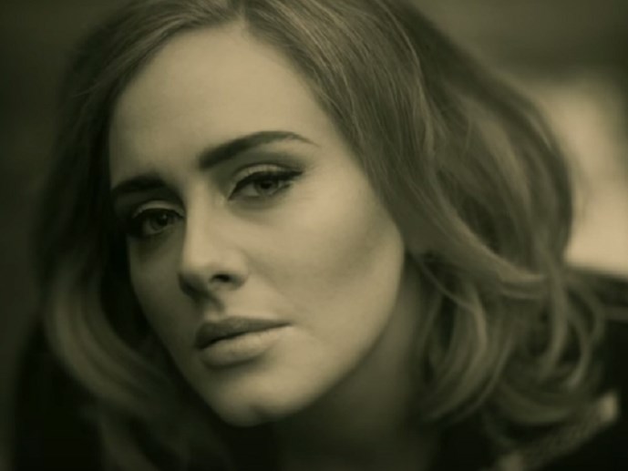 Bản hit Hello của nữ ca sĩ Adele đang l&agrave;m mưa, l&agrave;m gi&oacute; tr&ecirc;n thị trường &acirc;m nhạc 