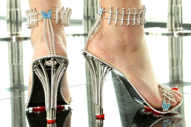 đ&ocirc;i sandal lấp l&aacute;nh &aacute;nh kim từ thương hiệu trang sức nổi tiếng nước Anh.