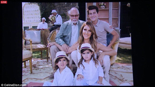 Ca sĩ Celine Dion &lsquo;kh&oacute;c như mưa&rsquo; khi nhắc về người chồng qu&aacute; cố