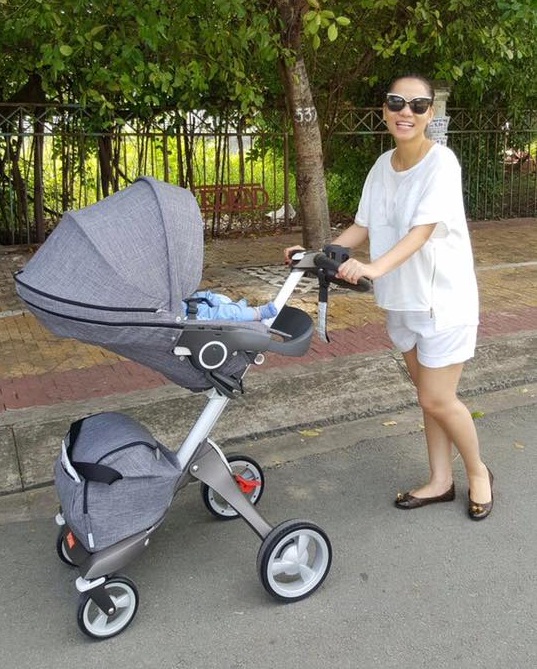 Ca sĩ Thu Minh v&agrave; ảnh đưa con đi dạo 
