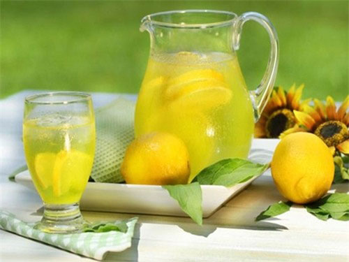 Uống chanh muối l&agrave; một trong c&aacute;c c&aacute;ch giải rượu cho người say