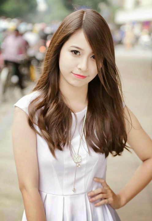 T&oacute;c xoăn nhẹ kết hợp m&aacute;i ch&eacute;o th&iacute;ch hợp với những người ưa phong c&aacute;ch qu&yacute; ph&aacute;i, thanh lịch