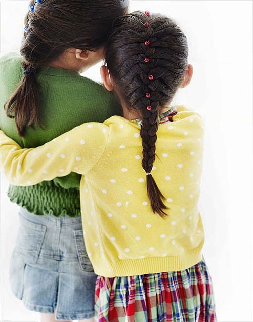 T&oacute;c tết đu&ocirc;i sam đ&iacute;nh cườm l&agrave; một trong c&aacute;c kiểu t&oacute;c đẹp gi&uacute;p b&eacute; vừa gọn g&agrave;ng vừa xinh đẹp