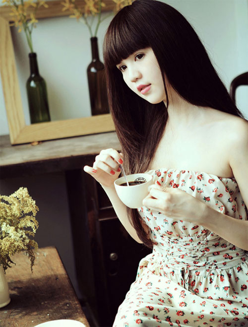 Để c&oacute; một m&aacute;i t&oacute;c d&agrave;i bu&ocirc;ng thẳng cức đẹp như Ngọc Trinh, mọi người cần phải chăm s&oacute;c t&oacute;c rất cẩn thận