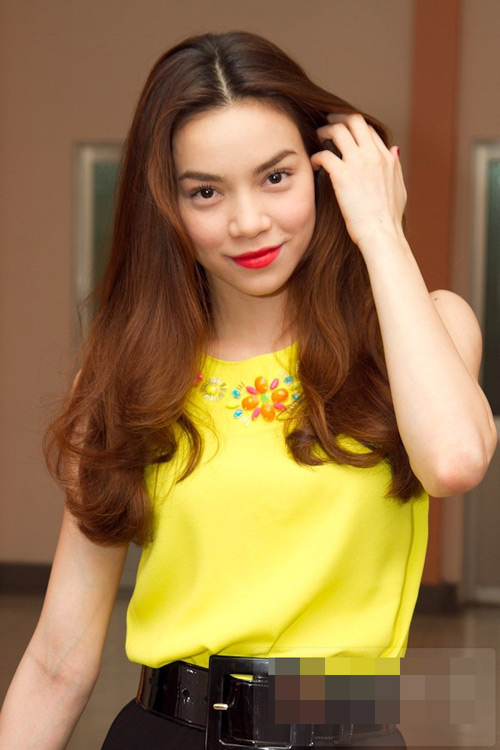 Hồ Ngọc H&agrave; rạng rỡ với kiểu t&oacute;c chẻ ng&ocirc;i