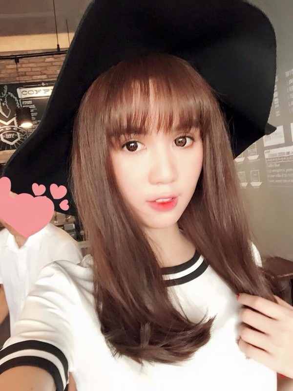 Ngọc Trinh xinh như b&uacute;p b&ecirc; với kiểu t&oacute;c m&aacute;i lưa thưa. 