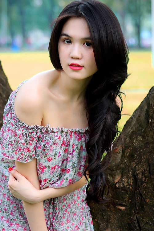 T&oacute;c xoăn lọn to lệch vai l&agrave;m nổi bật gương mặt tr&aacute;i xoan trắng n&otilde;n của Ngọc Trinh
