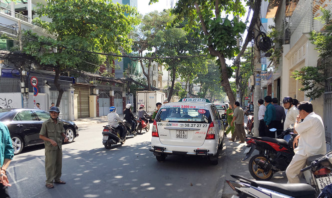 T&agrave;i xế taxi tử vong tr&ecirc;n chiếc xe kh&oacute;a k&iacute;n