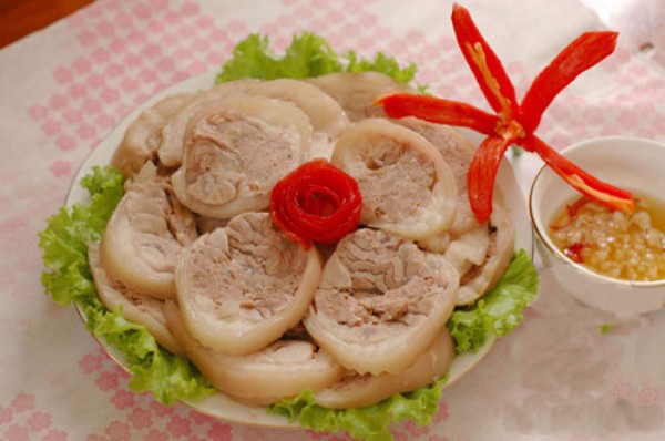 Thịt chân giò luộc ăn sẽ không bao giờ có cảm giác ngán ngẩm, vì đây là món rất dễ ăn