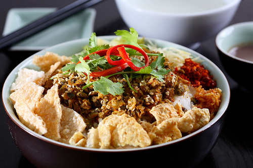 Ăn cơm hến như l&agrave; một m&oacute;n trộn với những nguy&ecirc;n liệu phong ph&uacute; m&agrave; đơn giản