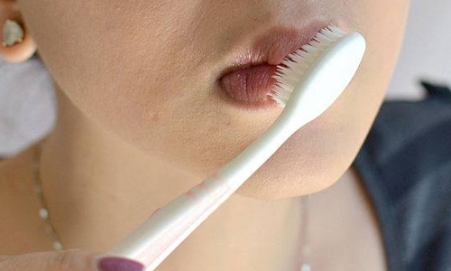 C&aacute;ch chăm s&oacute;c da từ b&agrave;i chải đ&aacute;nh răng đơn giản lại hiệu quả