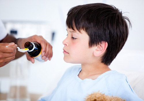 Tự &yacute; mua thuốc điều trị cảm c&uacute;m l&agrave; c&aacute;ch chăm s&oacute;c trẻ m&ugrave;a đ&ocirc;ng sai lầm n&ecirc;n tr&aacute;nh