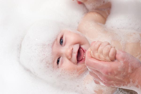 c&aacute;ch chọn sữa tắm an to&agrave;n, bảo vệ l&agrave;n da của b&eacute; y&ecirc;u