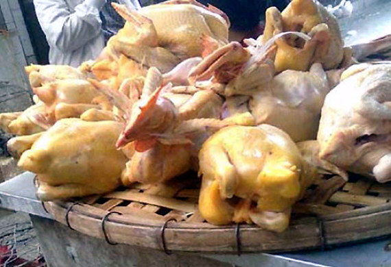 Mua g&agrave; đ&atilde; l&agrave;m sẵn ngo&agrave;i chợ th&igrave; phải biết c&aacute;ch chọn g&agrave; ngon mới đảm bảo an to&agrave;n