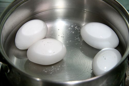 Mẹo luộc trứng vịt lộn thơm ngon, kh&ocirc;ng bị vỡ
