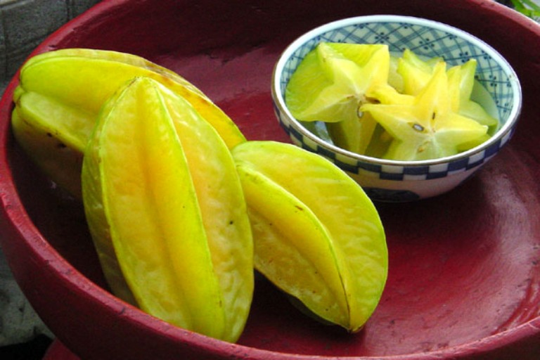Cho b&eacute; s&uacute;c miệng bằng nước củ cải, nước khế chua l&agrave; c&aacute;ch hay gi&uacute;p giảm đau, nhiệt miệng