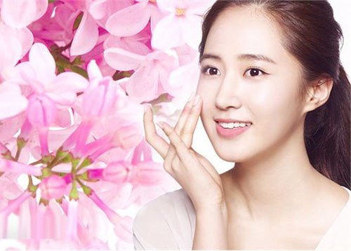 Mọi người cần biết c&aacute;ch dưỡng da đ&uacute;ng c&aacute;ch nhất l&agrave; phụ nữ trung ni&ecirc;n