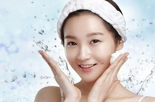 N&ecirc;n sử dụng c&aacute;c loại nước dưỡng ph&ugrave; hợp với l&agrave;n da
