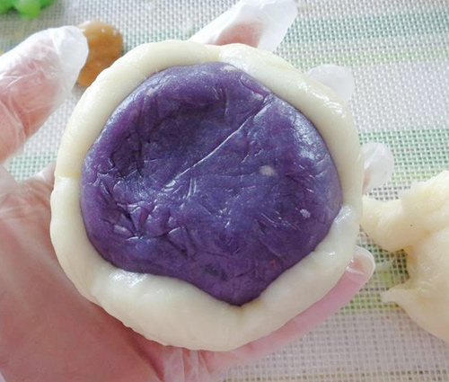 D&ugrave;ng khu&ocirc;n đ&oacute;ng b&aacute;nh để tạo h&igrave;nh đẹp mắt cho b&aacute;nh dẻo