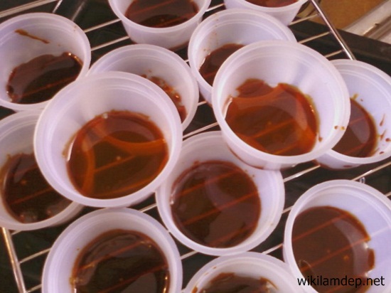 B&aacute;nh flan sữa tươi muốn ngon đ&uacute;ng điệu phải biết l&agrave;m caremel đ&uacute;ng c&aacute;ch