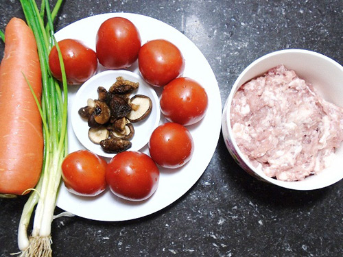 Nguy&ecirc;n liệu cho m&oacute;n c&agrave; chua nhồi thịt rất dễ t&igrave;m lại gi&aacute; rẻ