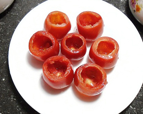C&agrave; chua rửa sạch, cắt n&uacute;m rồi nạo phần ruột