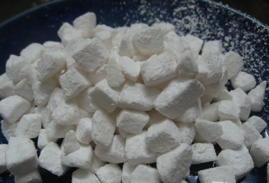Lăn c&ugrave;i bưởi qua bột năng để tạo độ gi&ograve;n, dai cho m&oacute;n ch&egrave;