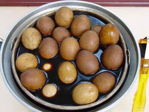 Thả trứng v&agrave;o nồi nước tr&agrave; cho đường v&agrave;o v&agrave; nấu trong 2 giờ đồng hồ
