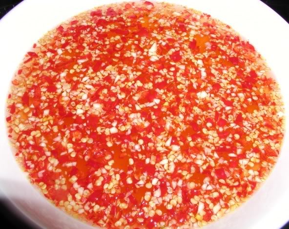 Để c&oacute; m&oacute;n gỏi b&ocirc;ng b&iacute; ngon, c&ocirc;ng đoạn l&agrave;m nước mắm trộn gỏi rất quan trọng