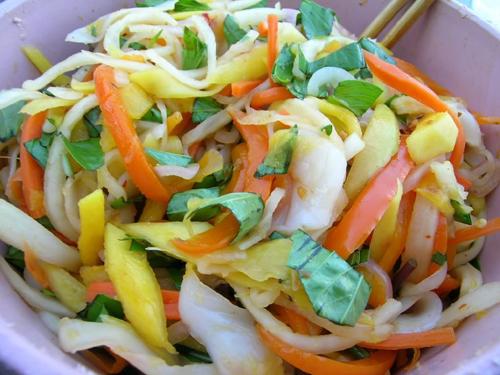Gỏi c&oacute;c t&ocirc;m kh&ocirc; l&agrave; m&oacute;n ăn rất th&iacute;ch hợp tr&ecirc;n b&agrave;n nhậu